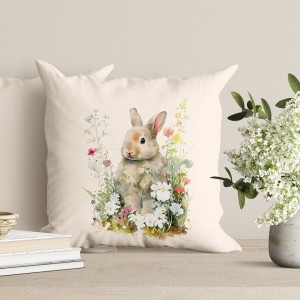 Față de pernă decorativă din bumbac 100%, cu un iepuraș adorabil înconjurat de flori pastelate, ideală pentru decorul de Paște.