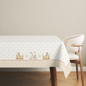 Față de masă Ginny, bumbac 100%, cu iepurași, fluturi aurii și detalii florale pe un fundal pastelat, perfectă pentru decorul de Paște.