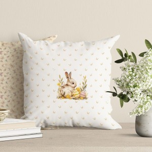 Față de pernă decorativă din bumbac 100%, 45x45cm, cu iepuraș lângă ouă de Paște, fluturi și fundal cu detalii florale delicate, ideală pentru decor festiv.