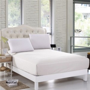 Husă de pat cu elastic 100x200cm, de culoare alb imaculat, într-un dormitor elegant.