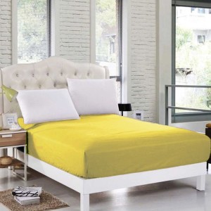 Husă de pat cu elastic 100x200cm, de culoare galben intens, într-un dormitor modern.