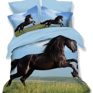 Lenjerie de pat dublu finet cu cal negru în peisaj natural pe fundal albastru deschis, 6 piese