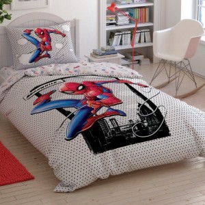 Lenjerie de pat Disney Spiderman Cloudy, cu Spiderman în acțiune, design alb cu buline negre, fundal de oraș, 3 piese, bumbac