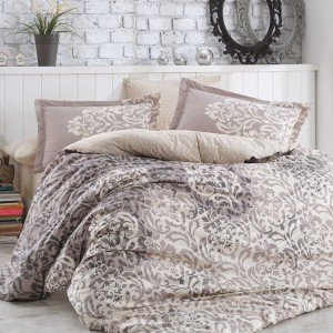 Lenjerie de pat poplin percale Hobby Home, model Serenity Grey, design floral baroc în nuanțe de gri și bej, bumbac 100% mercerizat, ambalată în cutie cadou.