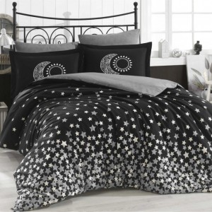 Lenjerie de pat din bumbac mercerizat Hobby Home Stars Black, model cu stele albe pe fundal negru, set 4 piese, ambalat în cutie cadou.