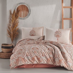 Lenjerie de pat din bumbac 100% ranforce, Pucioasa, model Alava, în nuanțe de crem și maro cu design paisley complex și detalii ornamentale.