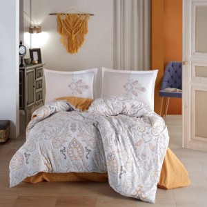 Lenjerie de pat din bumbac 100% ranforce, Pucioasa, model Aramis, în nuanțe de alb, galben și gri cu model ornamental complex și detalii rafinate.