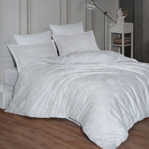 Lenjerie de pat din bumbac 100% ranforce, Pucioasa, model Arnor V1, în nuanțe imaculate de alb cu design floral discret și elegant.