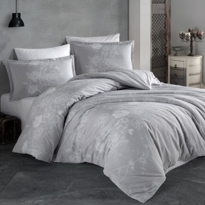 Lenjerie de pat din bumbac 100% ranforce, Pucioasa, model Arnor V2, în nuanțe rafinate de gri deschis cu design floral delicat și elegant.