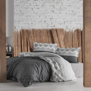 Lenjerie de pat Astera din bumbac 100% ranforce cu design etnic în tonuri de gri și negru, ideală pentru un decor modern și elegant.