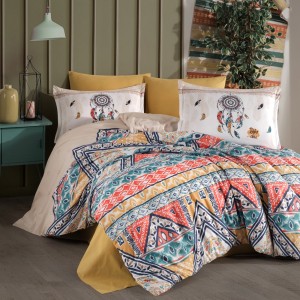 Lenjerie de pat din bumbac 100% ranforce, Pucioasa, model Boho, în nuanțe de crem, galben, roșu și albastru cu model colorat și detalii boeme.