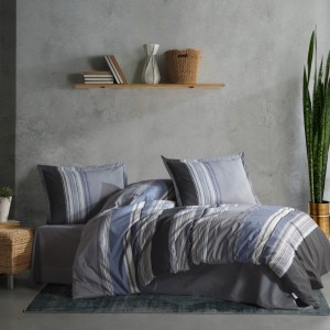 Lenjerie de pat din bumbac 100% ranforce, Pucioasa, model Duko V2, în nuanțe de albastru și gri cu design modern cu dungi.