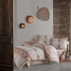 Lenjerie de pat Ethnica din bumbac 100% ranforce cu design etnic în tonuri de bej, roșu și galben, ideală pentru un decor tradițional și autentic.