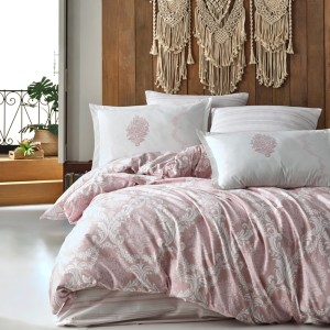 Lenjerie de pat din bumbac 100% ranforce, Pucioasa, model Fiorita V1, în nuanțe de roz pal și alb cu design floral elegant.