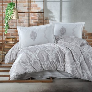 Lenjerie de pat din bumbac 100% ranforce, Pucioasa, model Fiorita V2, în nuanțe de gri deschis și alb cu design floral elegant.