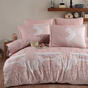 Lenjerie de pat din bumbac 100% ranforce, Pucioasa, model Levure, în nuanțe de roz și alb cu design ornamental elegant.