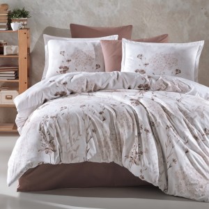 Lenjerie de pat din bumbac 100% ranforce, Pucioasa, model Ludi, în nuanțe de alb și maro cu design floral discret și detalii naturale.
