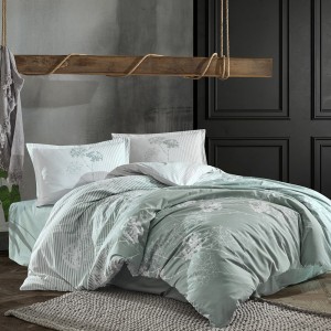 Lenjerie de pat din bumbac 100% ranforce, Pucioasa, model Luvi, în nuanțe de verde deschis și alb cu design floral subtil și dungi fine.