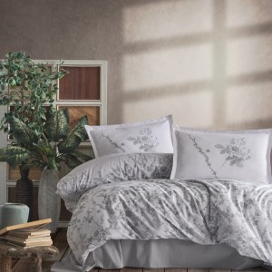 Lenjerie de pat din bumbac 100% ranforce, Pucioasa, model Messina, în nuanțe de alb și gri cu design floral delicat.