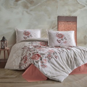 Lenjerie de pat din bumbac 100% ranforce, Pucioasa, model Minda, în nuanțe de alb, roșu și gri cu design floral complex și detalii geometrice.
