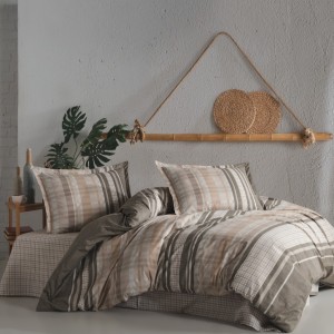 Lenjerie de pat Modena din bumbac 100% ranforce cu design în carouri și dungi în tonuri de bej și maro, ideală pentru un decor clasic și elegant.