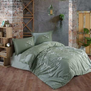 Lenjerie de pat din bumbac 100% ranforce, Pucioasa, model Mohana V1, în nuanțe de verde și alb cu design floral delicat.