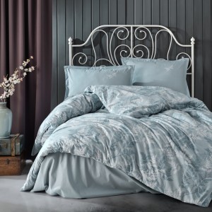 Lenjerie de pat din bumbac 100% ranforce, Pucioasa, model Natur V1, în nuanțe de albastru deschis și alb cu design floral delicat.