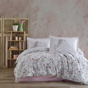 Lenjerie de pat din bumbac 100% ranforce, Pucioasa, model Novara, în nuanțe de alb, roz și verde cu design floral delicat.
