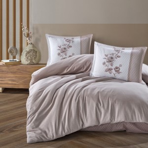 Lenjerie de pat din bumbac ranforce Pucioasa, design cu dungi bej și motive florale maronii pe fundal alb cu model geometric