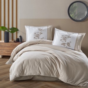 Lenjerie de pat din bumbac ranforce Pucioasa, design cu dungi crem și motive florale maro pe fundal alb cu model geometric