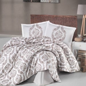 Lenjerie de pat bumbac 100% Ranforce Floresta Beige cu imprimeu floral clasic în nuanțe de bej și crem pe fundal alb, elegant și tradițional.