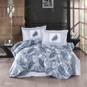 Lenjerie de pat bumbac 100% Ranforce Puma Blue cu imprimeu de frunze tropicale albastru și gri pe fundal alb, modernă și elegantă.
