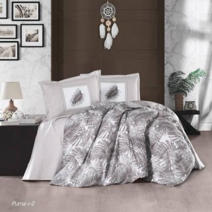 Lenjerie de pat bumbac 100% Ranforce Puma Brown cu imprimeu de frunze tropicale maro și gri pe fundal alb, modernă și elegantă.