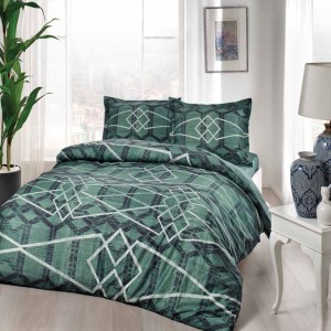 Lenjerie de pat TAC din mako-satin cu imprimeu geometric verde într-un dormitor luminos cu ferestre mari.