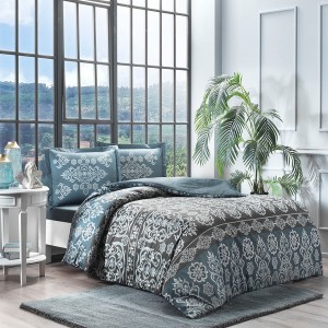 Lenjerie de pat cu model floral în nuanțe de albastru și gri pe fundal alb