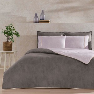 Lenjerie de pat din bumbac 100% ranforce model Riven cu design modern în nuanțe de gri și accente bej.