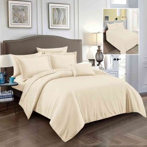Lenjerie de pat luxoasă din damasc crem, perfectă pentru crearea unei atmosfere calde și primitoare în dormitor