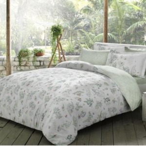 Lenjerie de pat de lux din bumbac și tencel Tac Reborn Martina cu design floral în nuanțe de verde și alb, naturală și elegantă.
