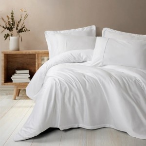 Set lenjerie de pat Silky Satin alb din lyocell și bumbac pe pat matrimonial