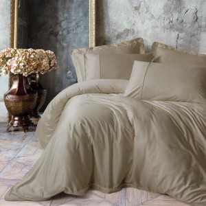 Set lenjerie de pat Silky Satin bej din lyocell și bumbac pe pat matrimonial