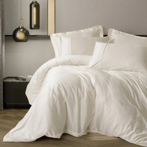 Set lenjerie de pat Silky Satin crem din lyocell și bumbac pe pat matrimonial