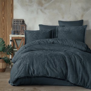 Lenjerie de pat de lux din jacquard satin, Clasy Home, model Marbella, în nuanțe de albastru petrol cu design floral și geometric sofisticat.
