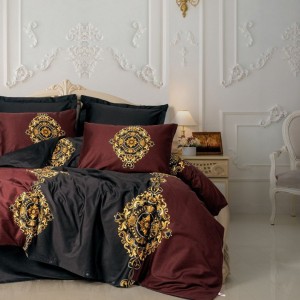 Lenjerie de pat Palace Satin cu imprimeu digital baroc, Ebren Antracit, din bumbac satinat 100%, in nuante de antracit, burgundy si auriu.