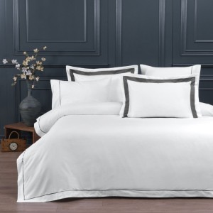 Lenjerie de pat Perry Steel Grey din bumbac egiptean Silk Satin 400 TC, alb cu gri, cu broderie fină și finisaje elegante.