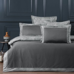 Lenjerie de pat Rivano Steel Grey din bumbac egiptean Silk Satin 400 TC, gri oțel cu bordură decorativă, confort și eleganță premium.