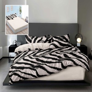 Lenjerie finet crem cu imprimeu dungi zebra alb-negru si cearceaf bej, asezata pe pat modern.