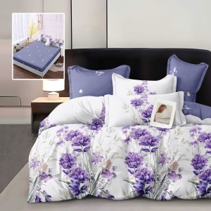 Lenjerie finet alba cu imprimeu flori lavanda si cearceaf mov inchis, pe pat modern