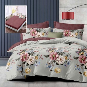 Lenjerie finet gri cu imprimeu flori vintage si cearceaf bordeaux, asezata pe pat modern.