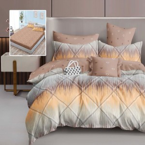 Lenjerie finet bej-auriu cu model geometric si cearceaf taupe cu inimioare, asezata pe pat modern
