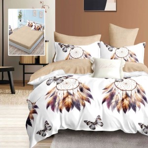 Lenjerie finet alba cu dreamcatcher si pene delicate, cearceaf bej, asezata pe pat modern.